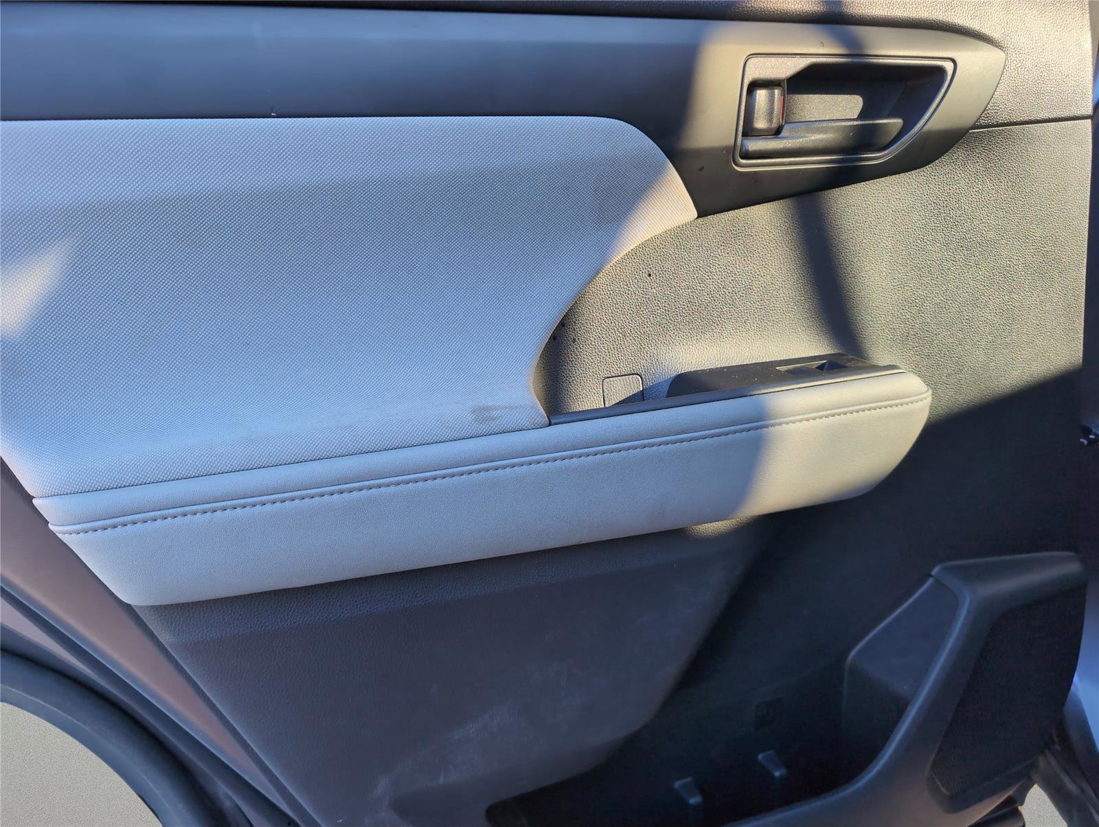 Used 2023 Toyota Highlander L image 29