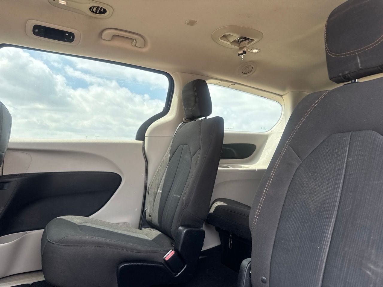 Used 2017 Chrysler Pacifica Touring FWD image 32