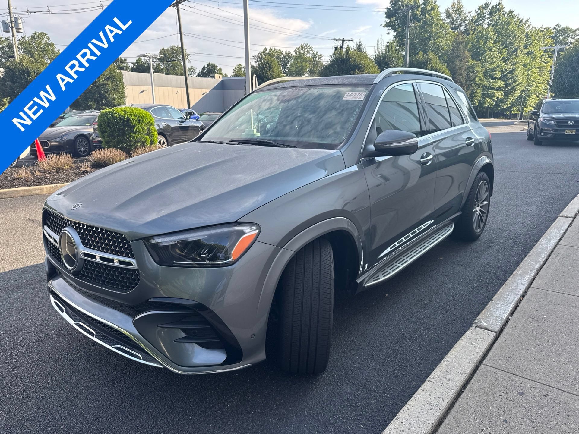 Used 2024 Mercedes-Benz GLE 350 4MATIC w/ AMG Line Exterior image 5