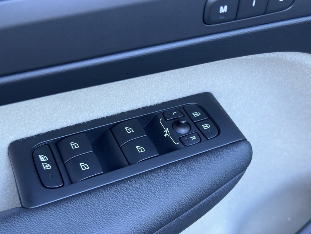 Used 2020 Volvo XC40 T4 Inscription image 13