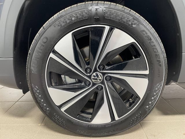 Used 2023 Volkswagen Taos SE w/ Panoramic Sunroof Package AWD/4WD image 8
