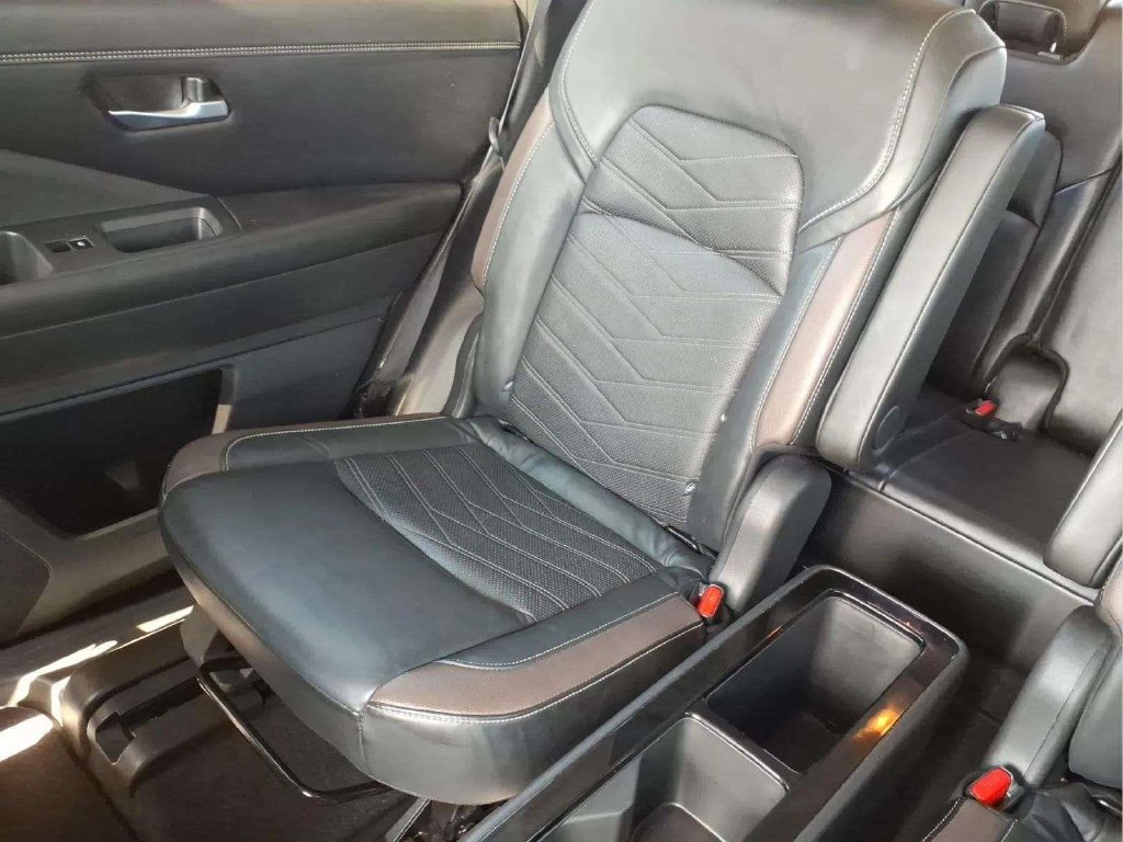 Used 2023 Nissan Pathfinder Platinum FWD image 16