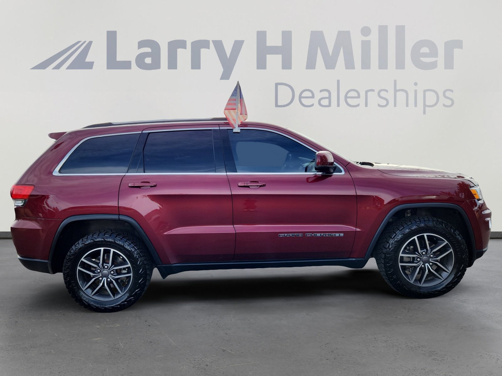Used 2019 Jeep Grand Cherokee Laredo w/ 18" Wheel & 8.4" Radio Group image 6