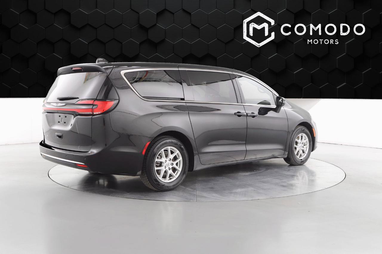 Used 2023 Chrysler Pacifica Touring-L image 3