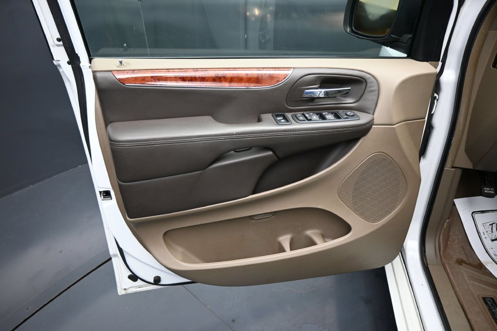 Used 2016 Chrysler Town & Country Touring-L FWD image 10