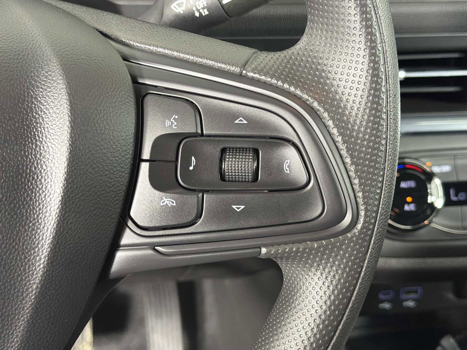 Used 2025 Buick Envista Preferred image 24