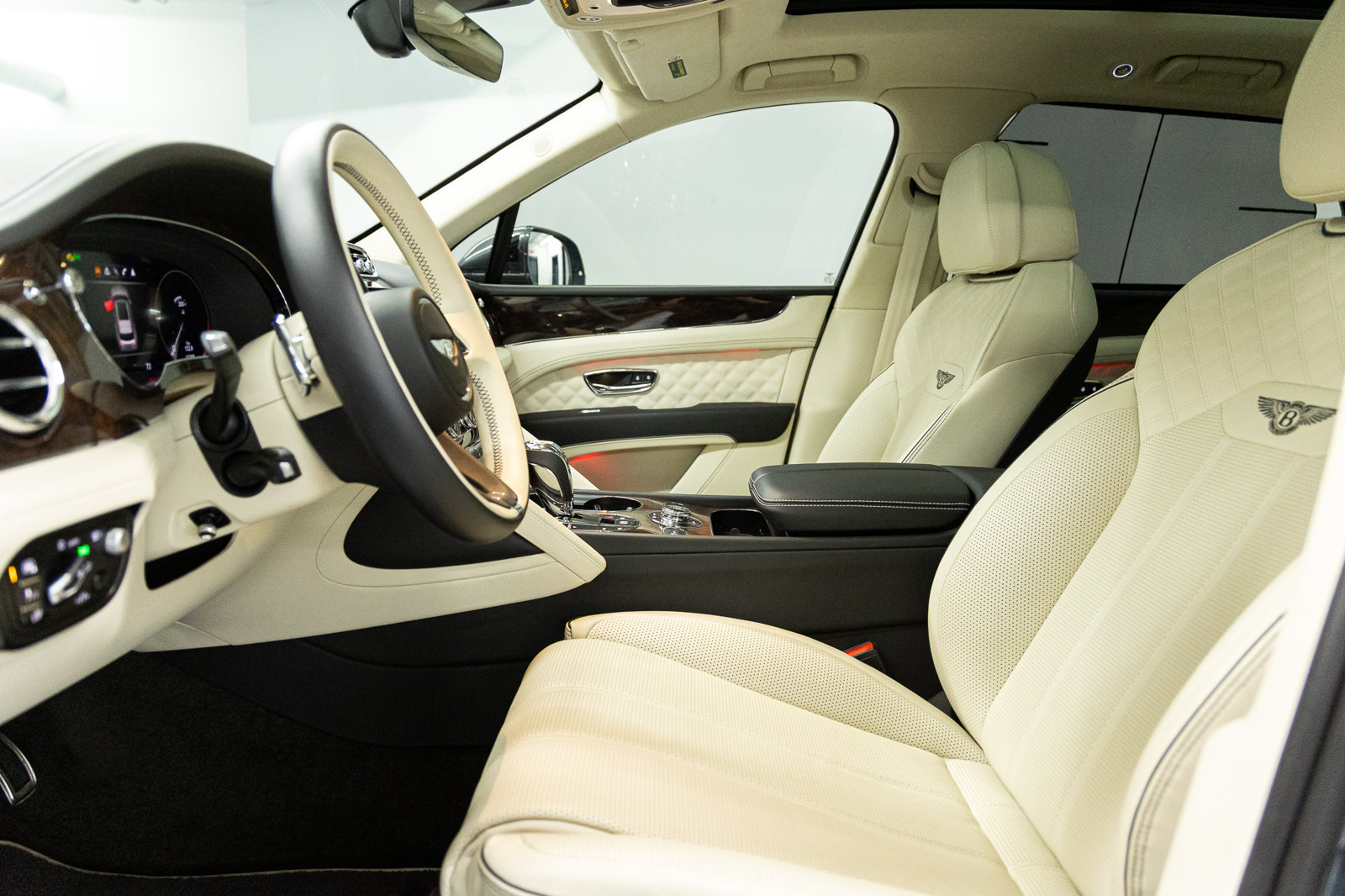 Certified 2023 Bentley Bentayga AWD/4WD image 35