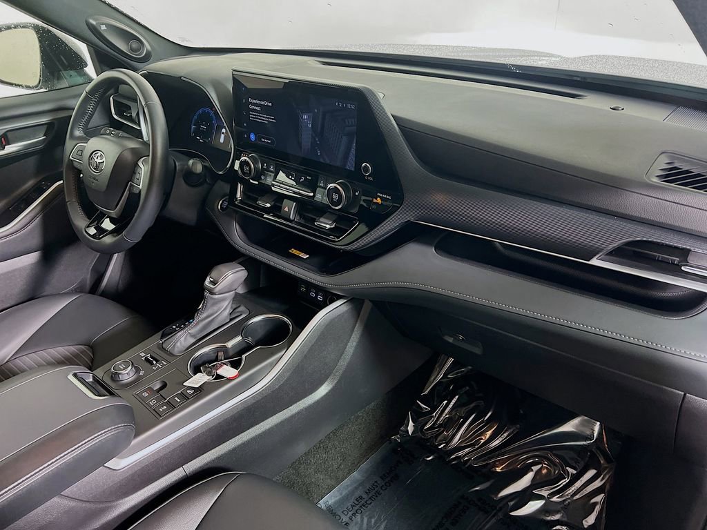 Certified 2025 Toyota Highlander XSE image 28