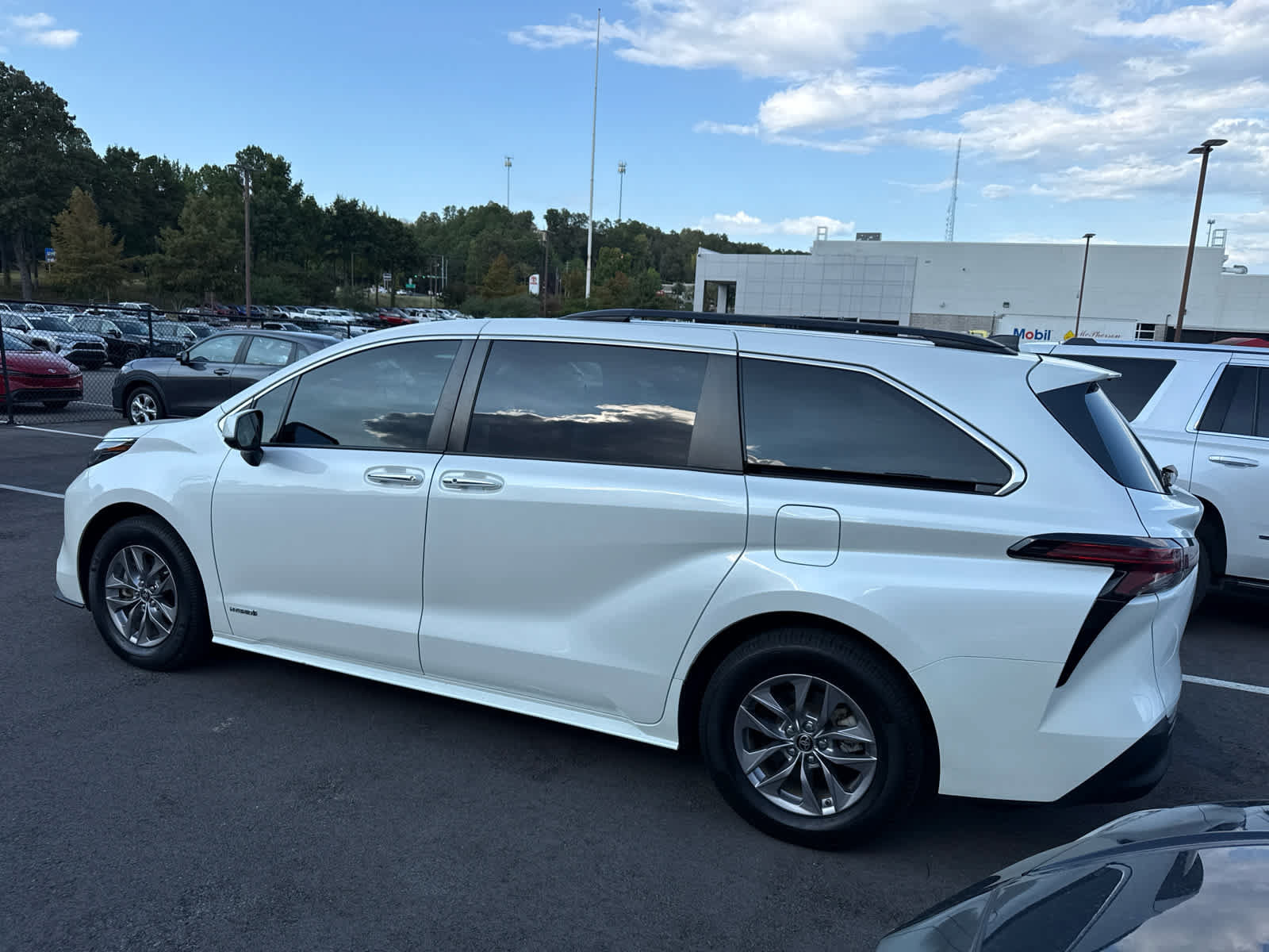 Used 2021 Toyota Sienna XLE FWD image 5