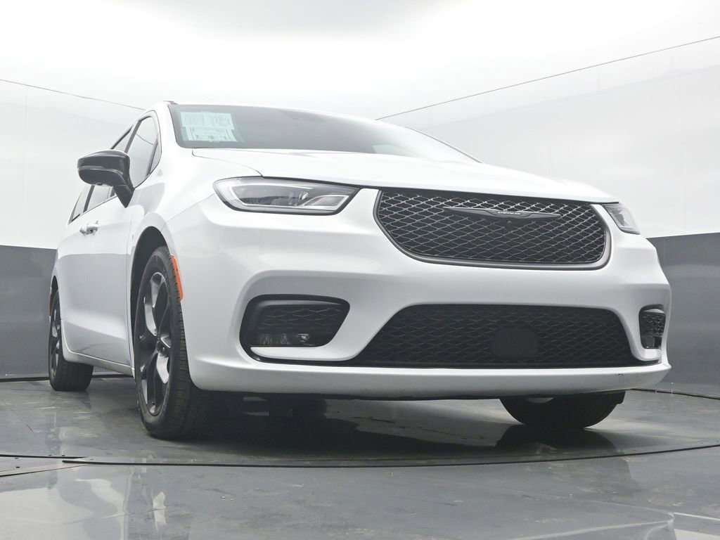 Used 2025 Chrysler Pacifica Limited image 51