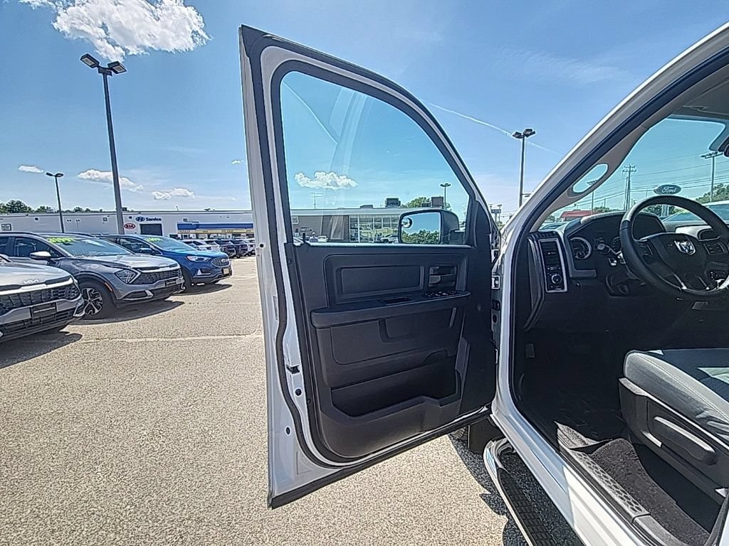 Used 2017 RAM 1500 Express AWD/4WD image 11