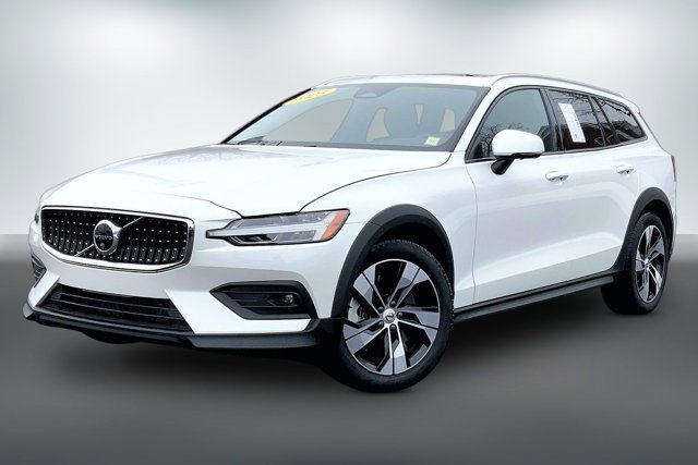 Used 2025 Volvo V60 B5 Cross Country Plus image 12