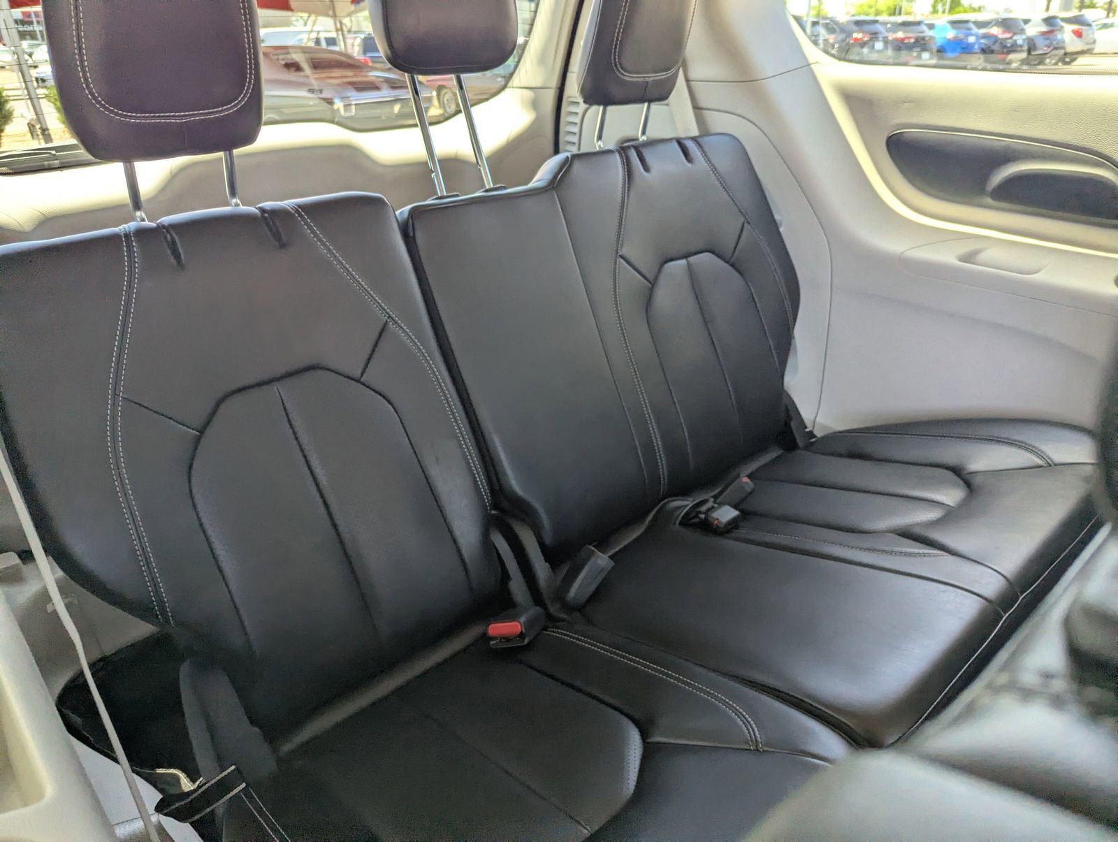 Used 2023 Chrysler Pacifica Touring-L image 15