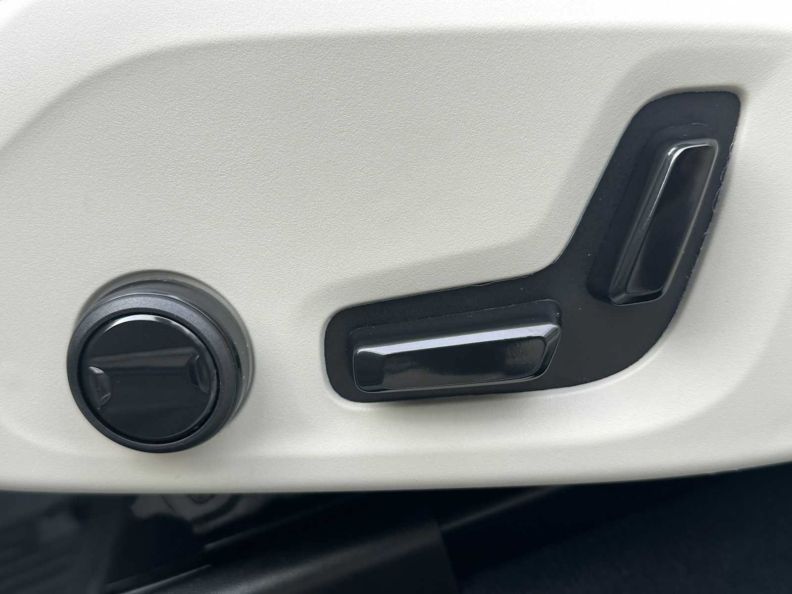 Used 2025 Volvo XC60 B5 Plus w/ Protection Package Premier image 22