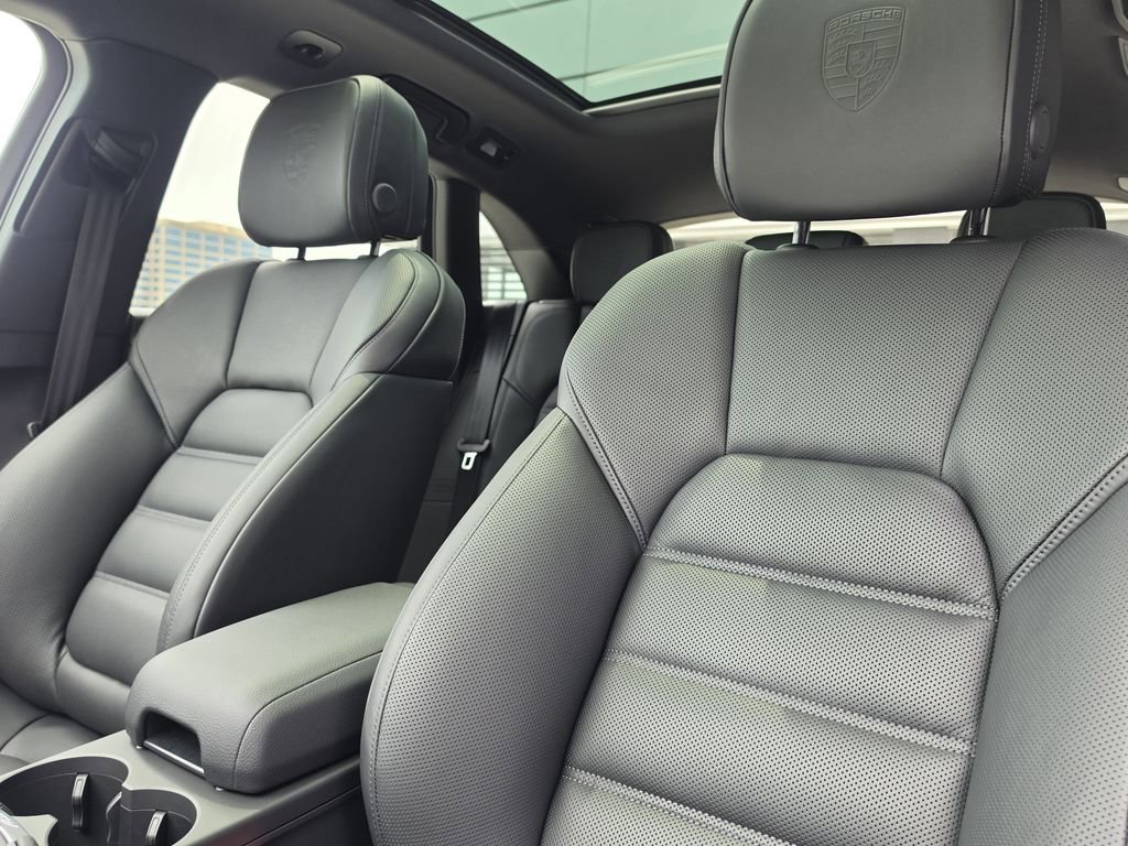 New 2026 Porsche Macan AWD/4WD image 5