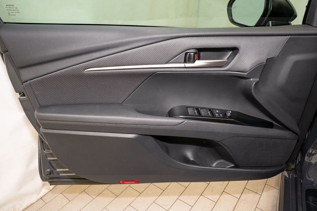 Used 2025 Toyota Camry SE image 11