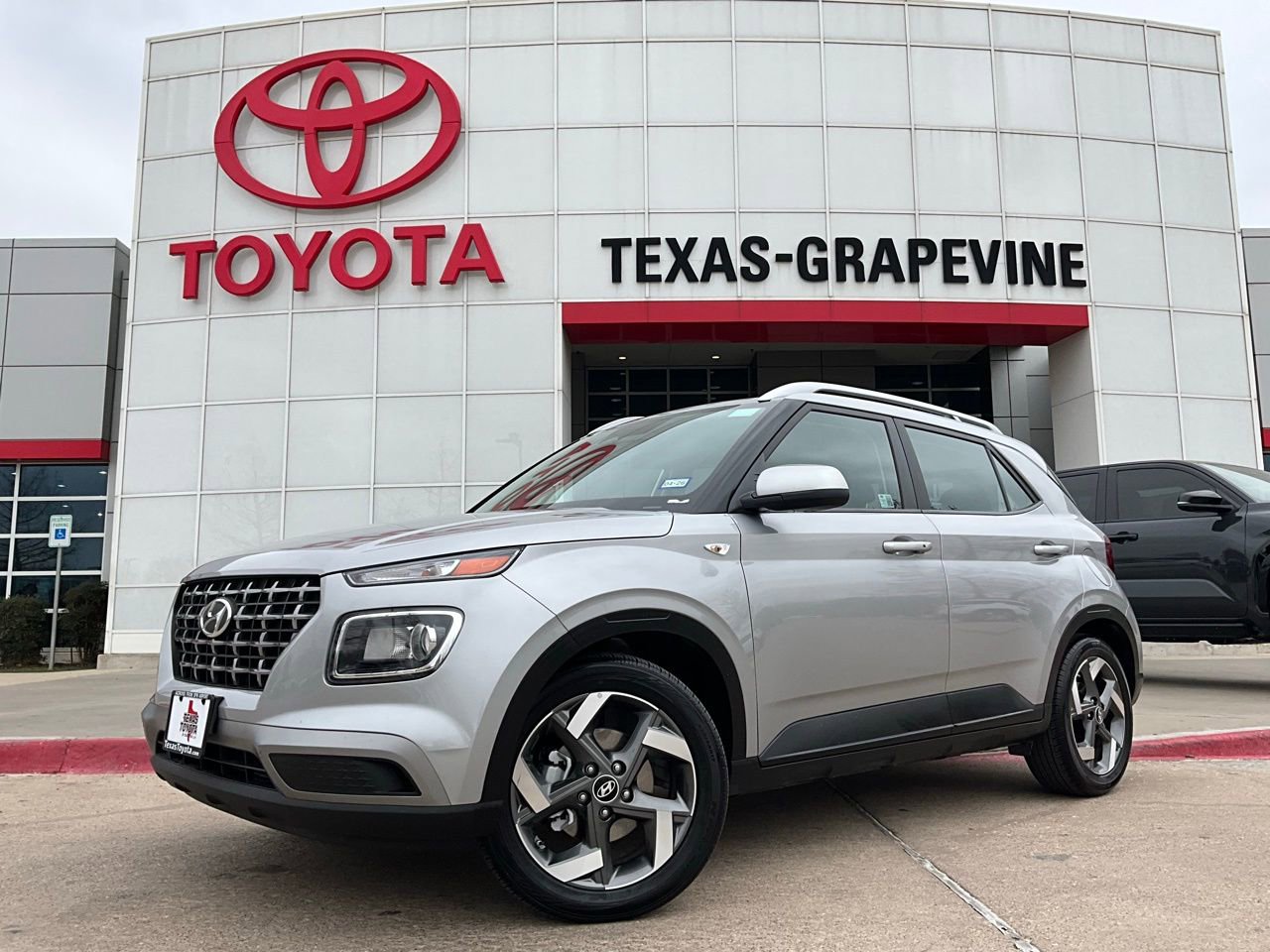 Used 2025 Hyundai Venue SEL image 2