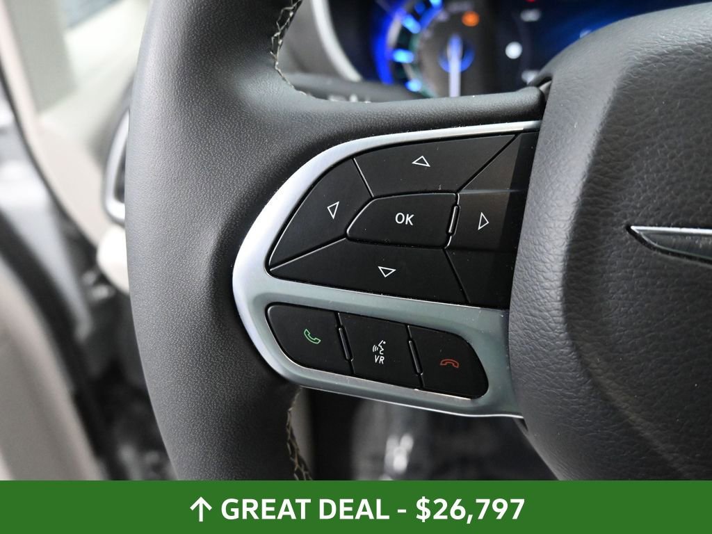 Used 2024 Chrysler Pacifica Select image 37
