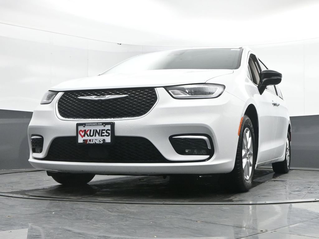 Used 2024 Chrysler Pacifica Touring-L FWD image 45