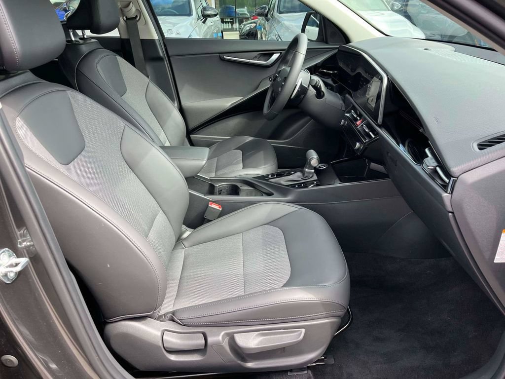 Certified 2025 Kia Niro EX FWD image 13