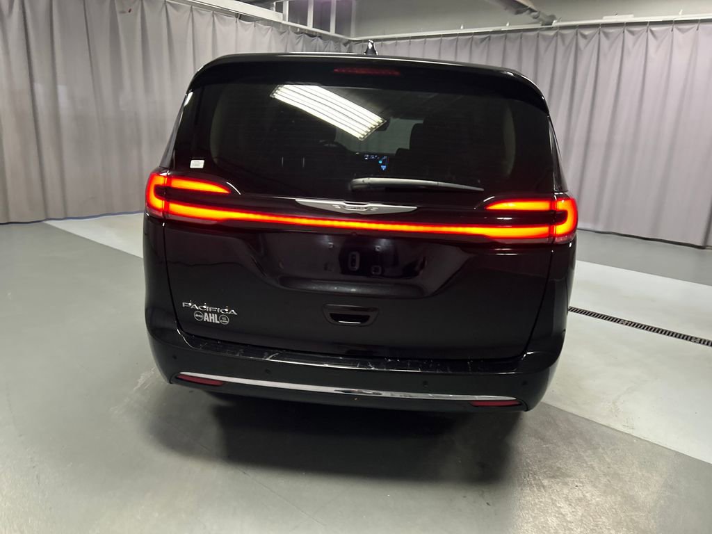 Used 2024 Chrysler Pacifica Touring-L FWD image 6