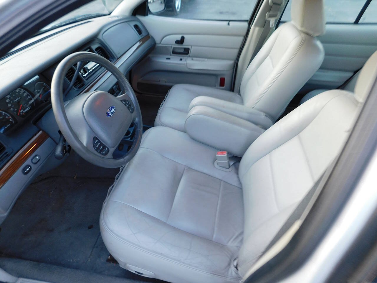 Used 2003 Ford Crown Victoria LX RWD image 19
