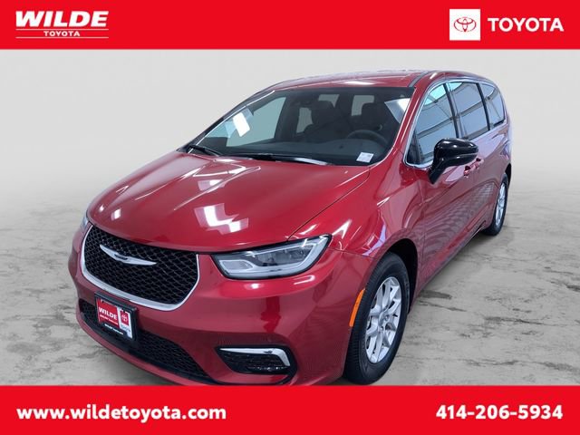 Used 2025 Chrysler Pacifica Select image 1