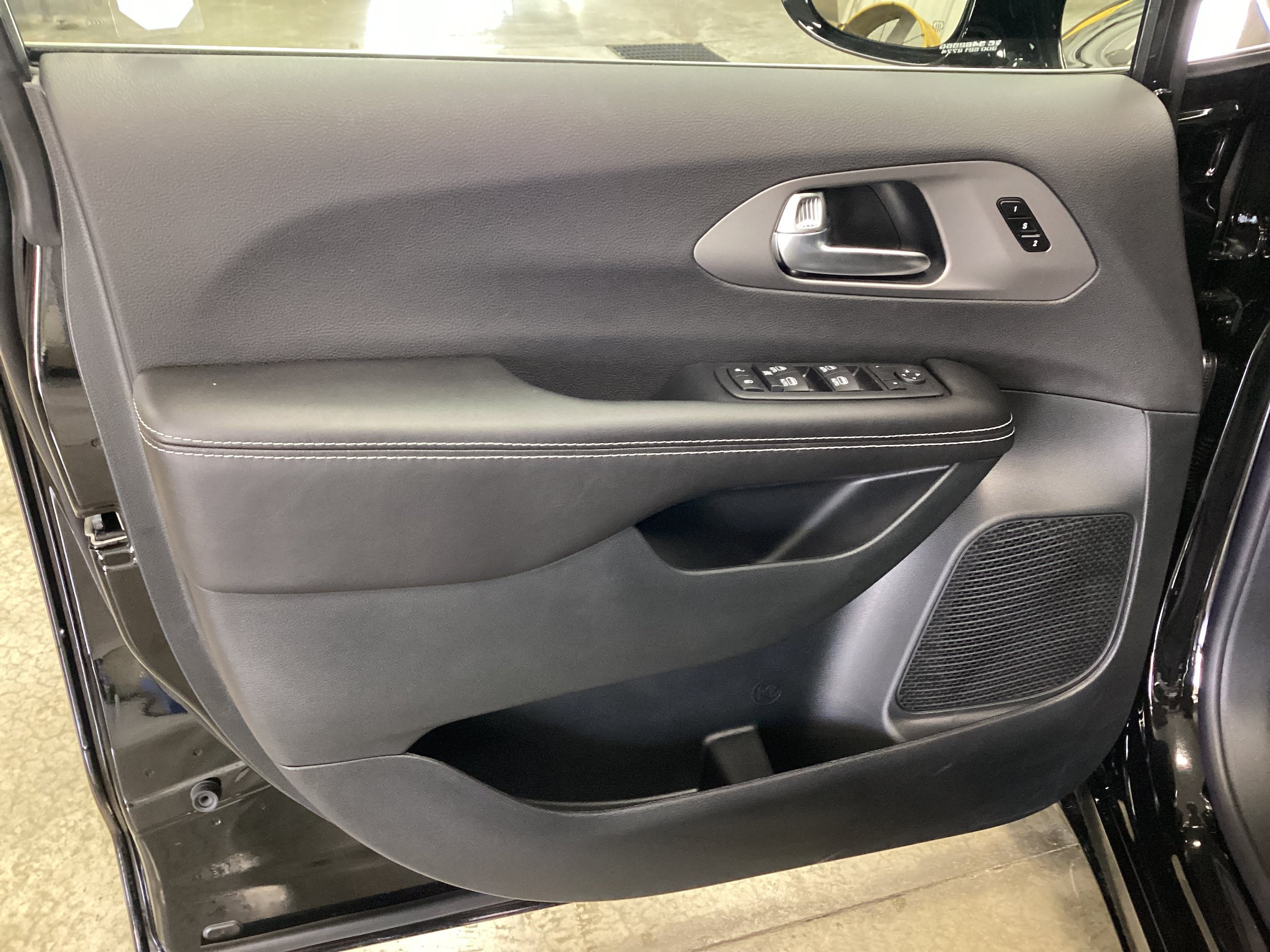 New 2027 Chrysler Pacifica Select w/ Family Tech Group AWD/4WD image 13