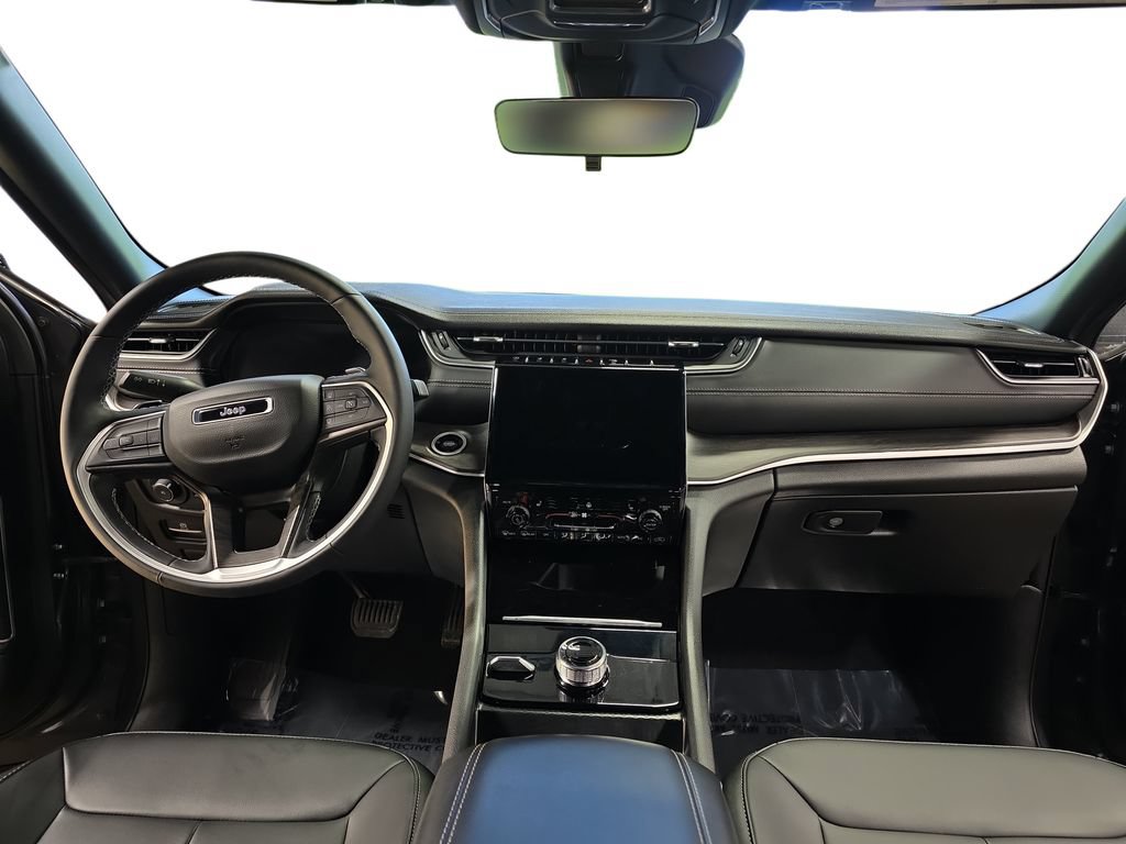 Used 2025 Jeep Grand Cherokee Limited w/ Black Appearance Package AWD/4WD image 9