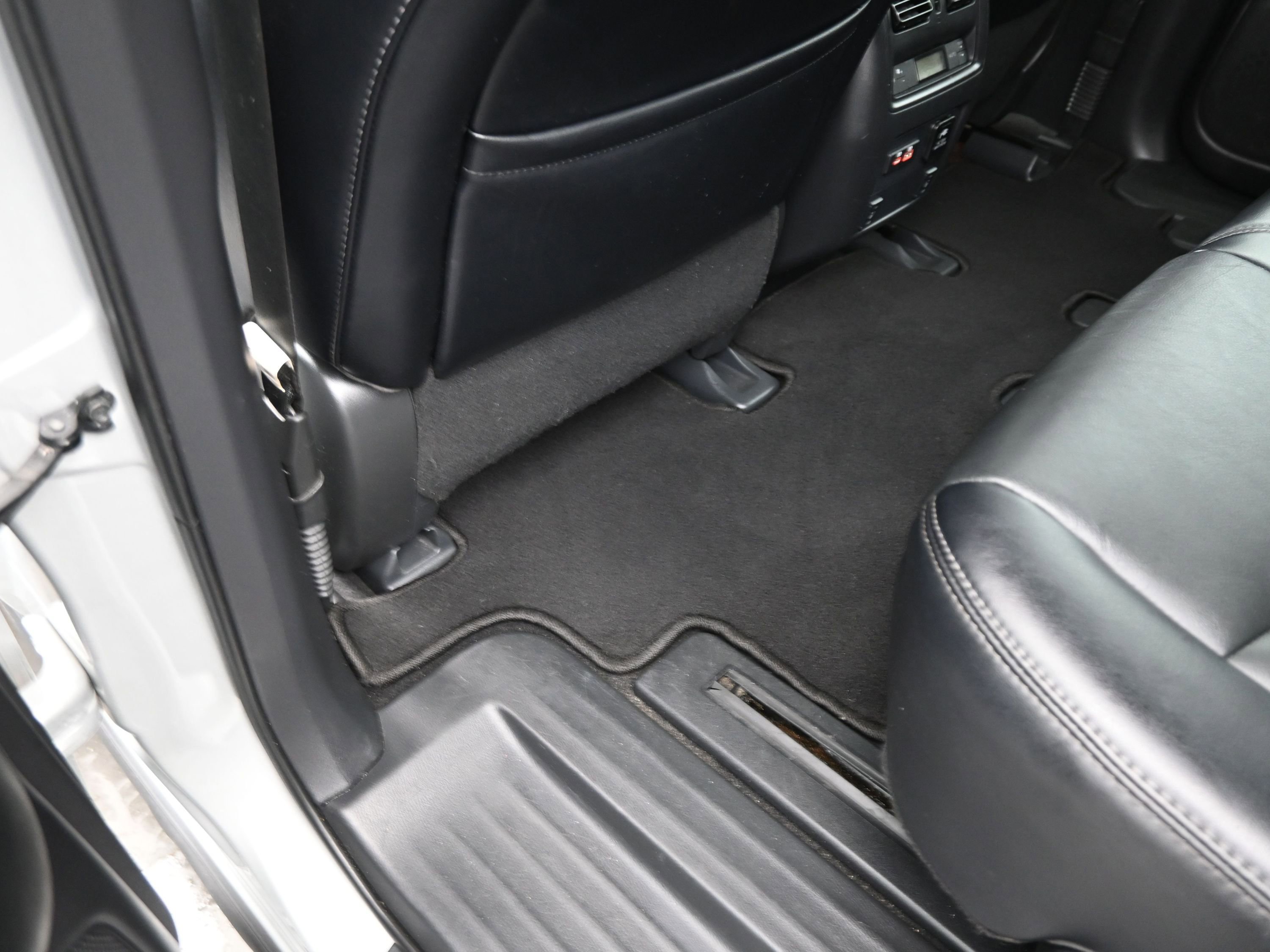 Used 2020 Nissan Pathfinder SL image 16