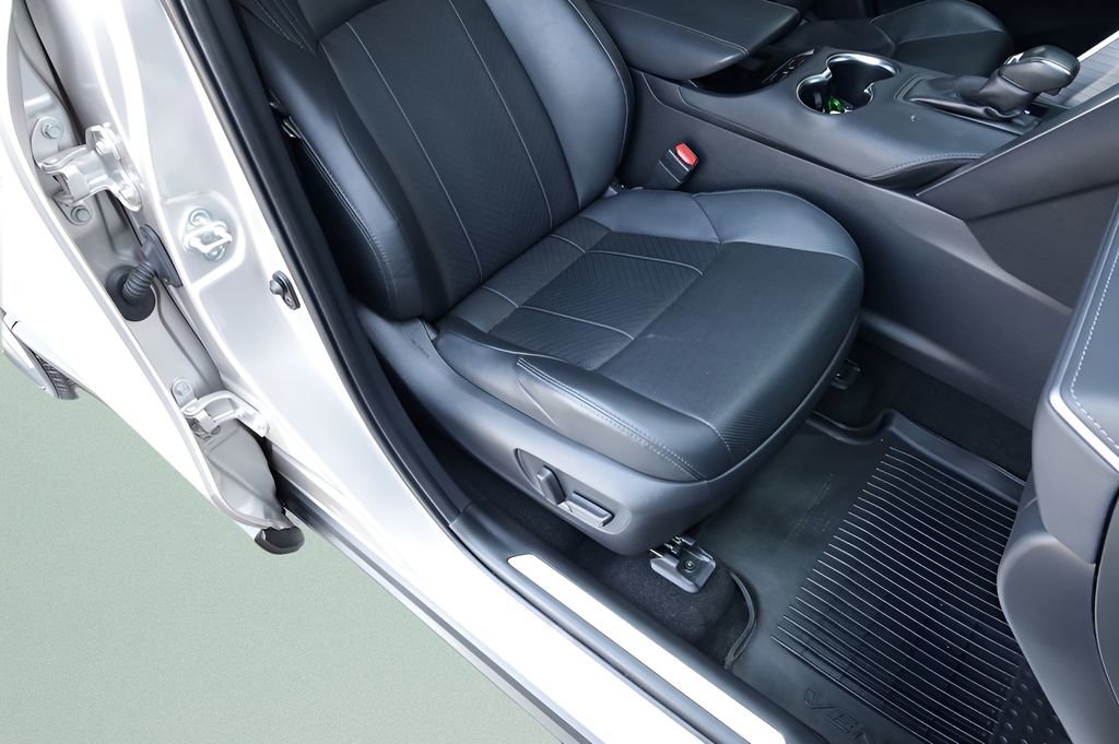 Certified 2023 Toyota Venza Limited image 24