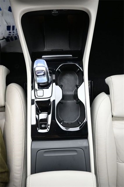 Used 2024 Volvo XC40 B5 Plus w/ Climate Package image 10