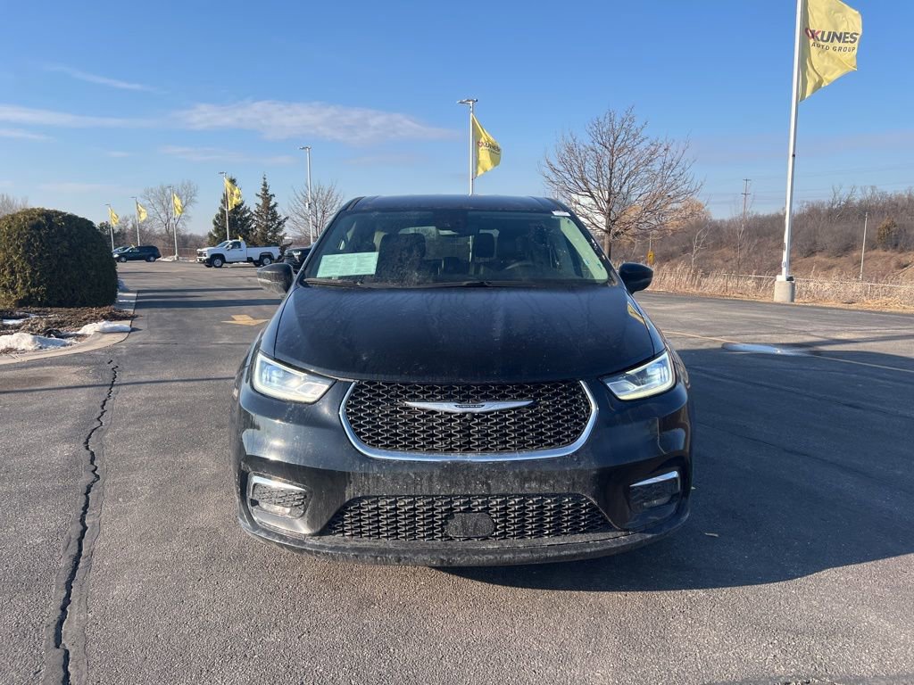 Used 2024 Chrysler Pacifica Touring-L image 2
