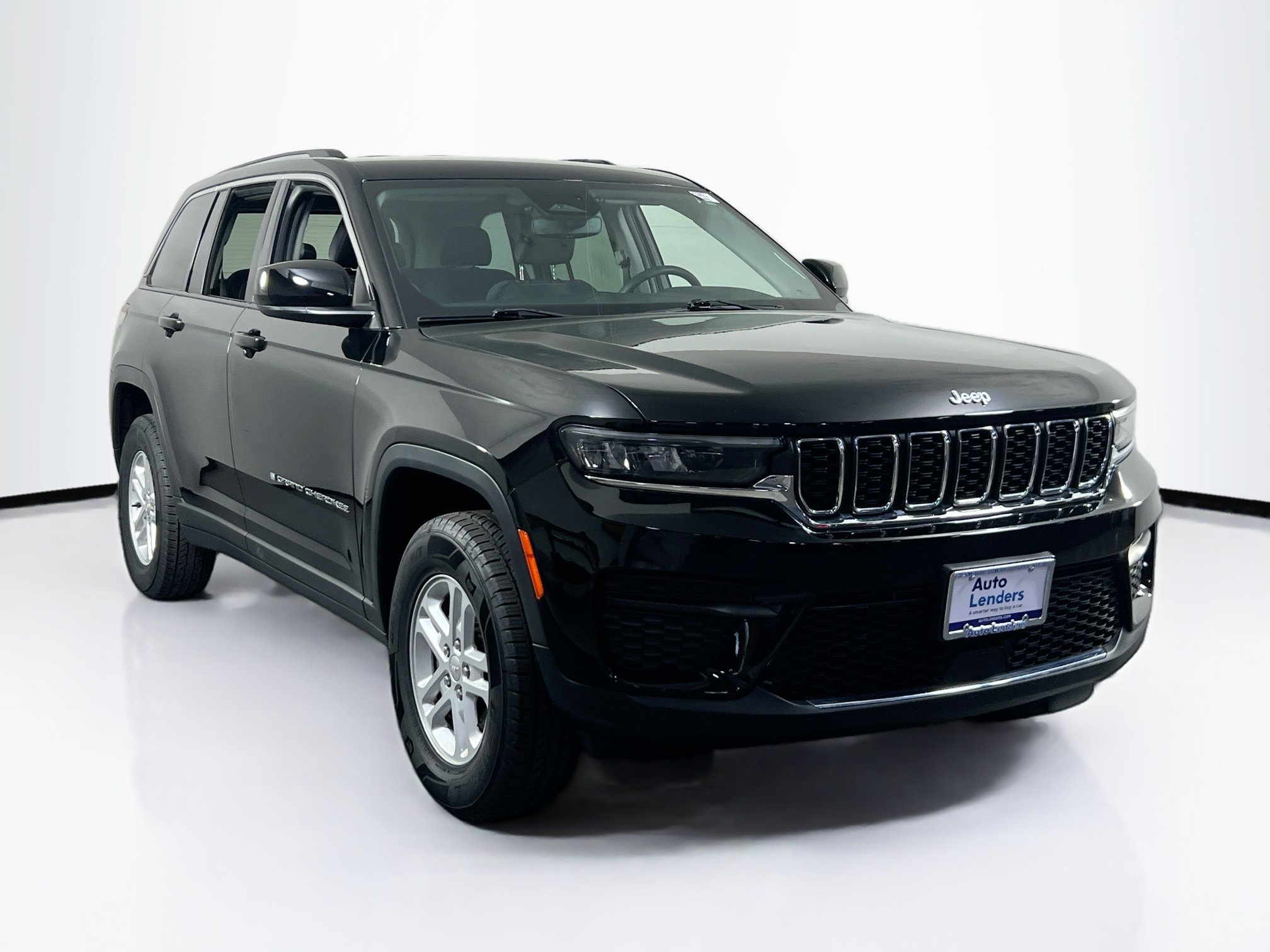 Used 2023 Jeep Grand Cherokee Laredo AWD/4WD image 3