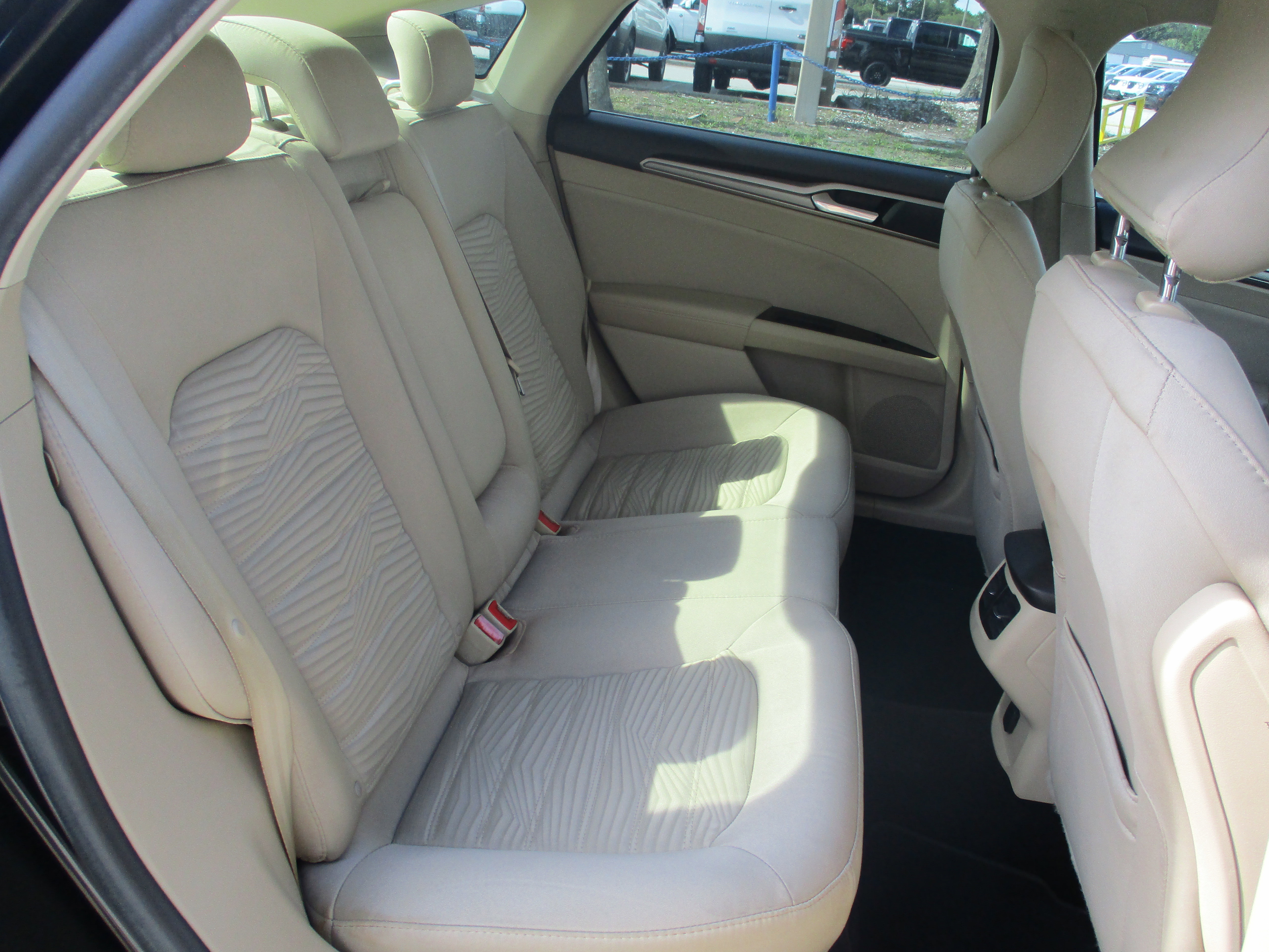 Used 2016 Ford Fusion SE FWD image 13