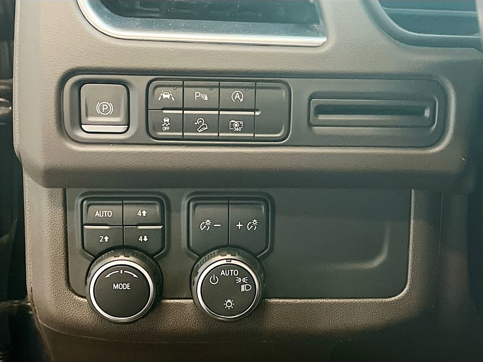 Used 2023 Chevrolet Suburban Z71 w/ Luxury Package image 10