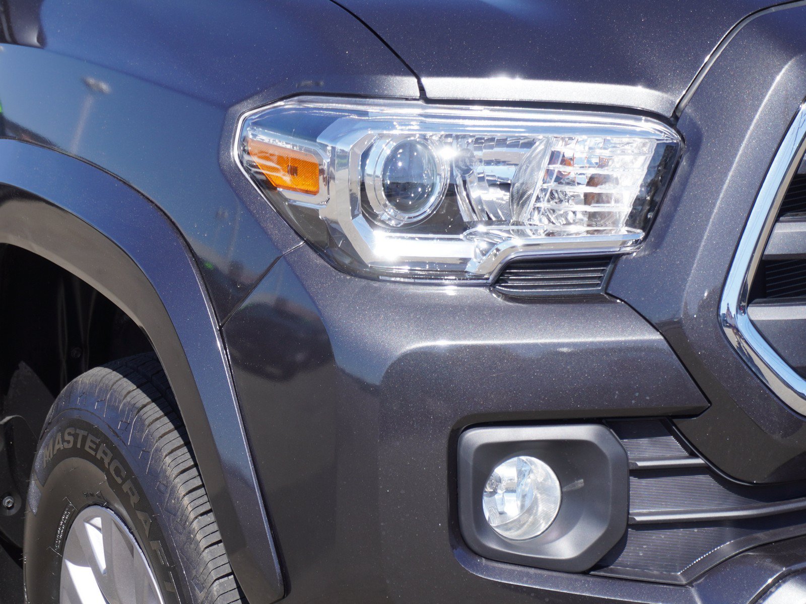 Used 2018 Toyota Tacoma SR5 RWD image 3