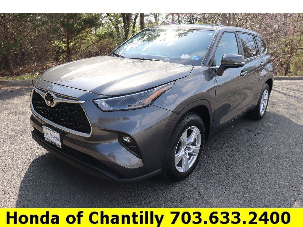 Used 2023 Toyota Highlander LE image 3