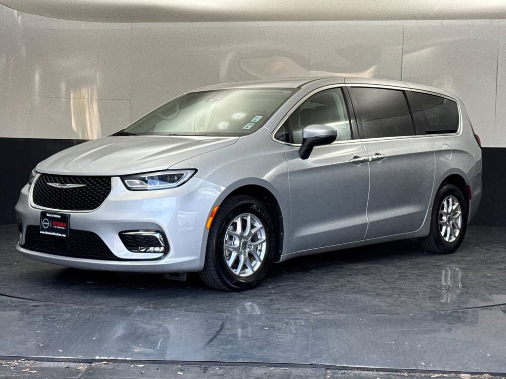 Used 2023 Chrysler Pacifica Touring-L image 7