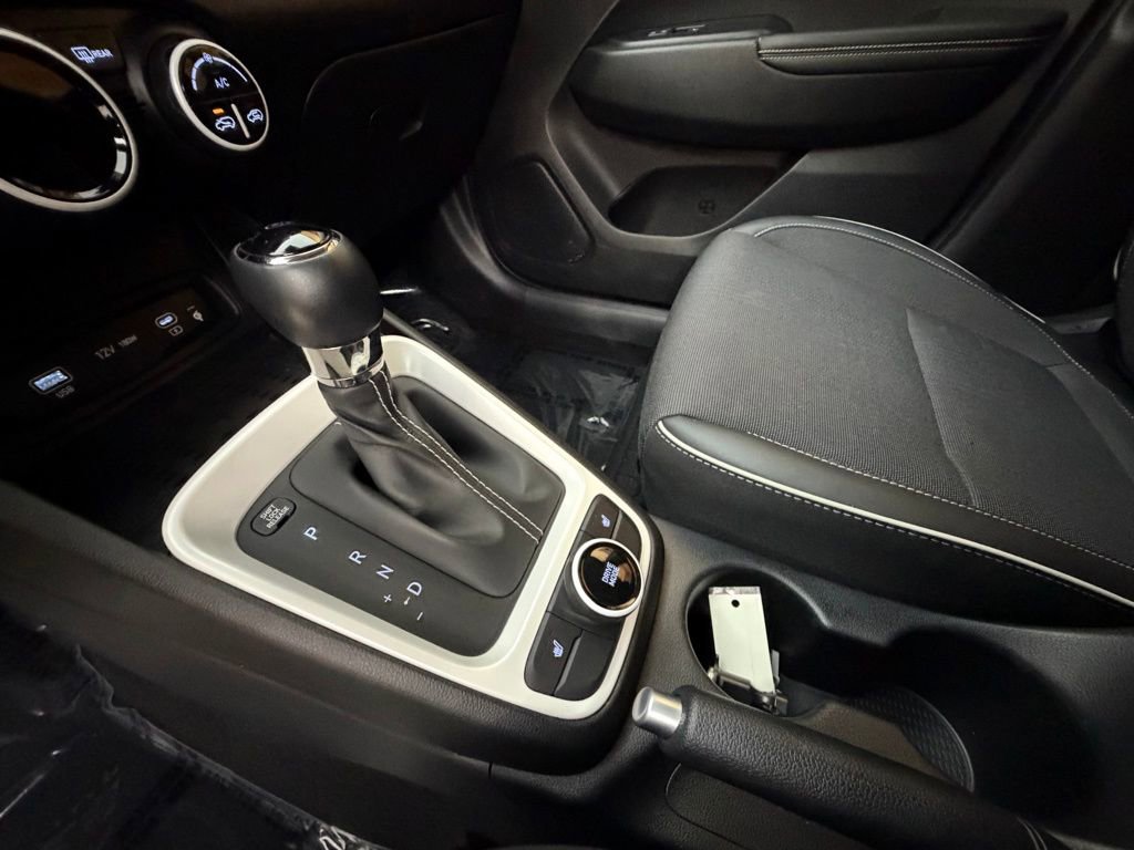 Used 2024 Hyundai Venue Limited FWD image 19