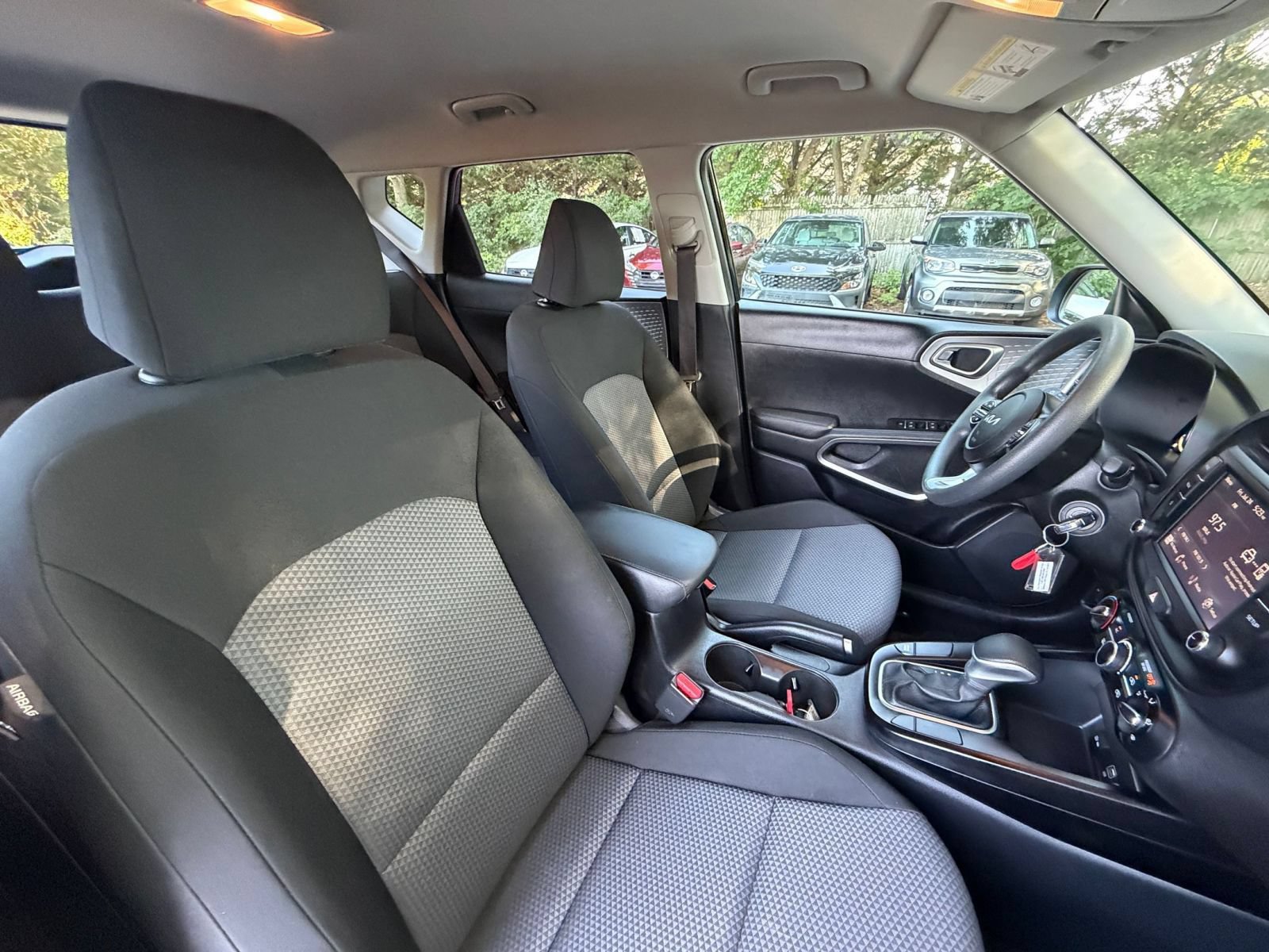 Used 2025 Kia Soul LX w/ LX Technology Package FWD image 34