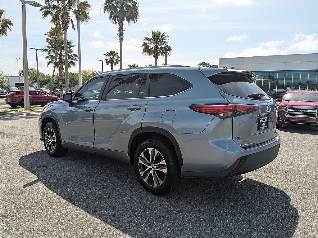 Used 2023 Toyota Highlander XLE FWD image 5