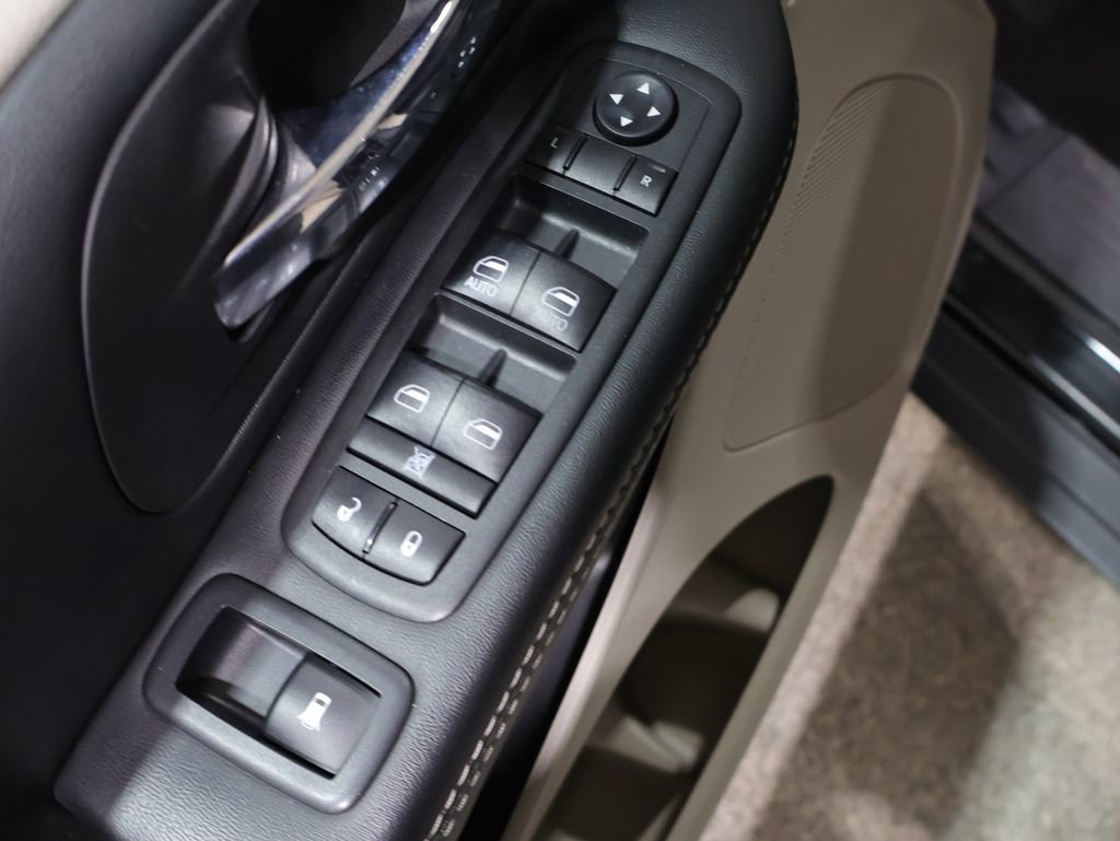 Used 2018 Dodge Grand Caravan SXT image 13
