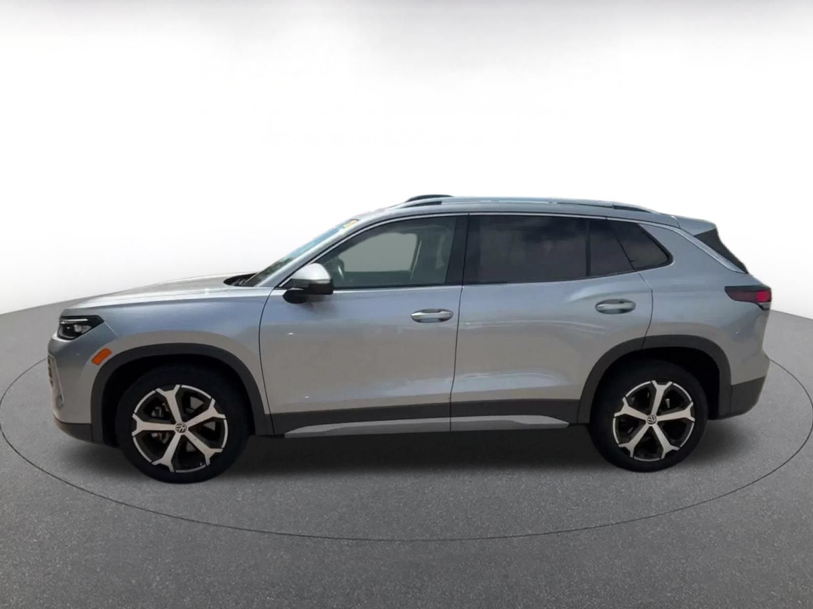 Used 2026 Volkswagen Tiguan SE AWD/4WD image 8