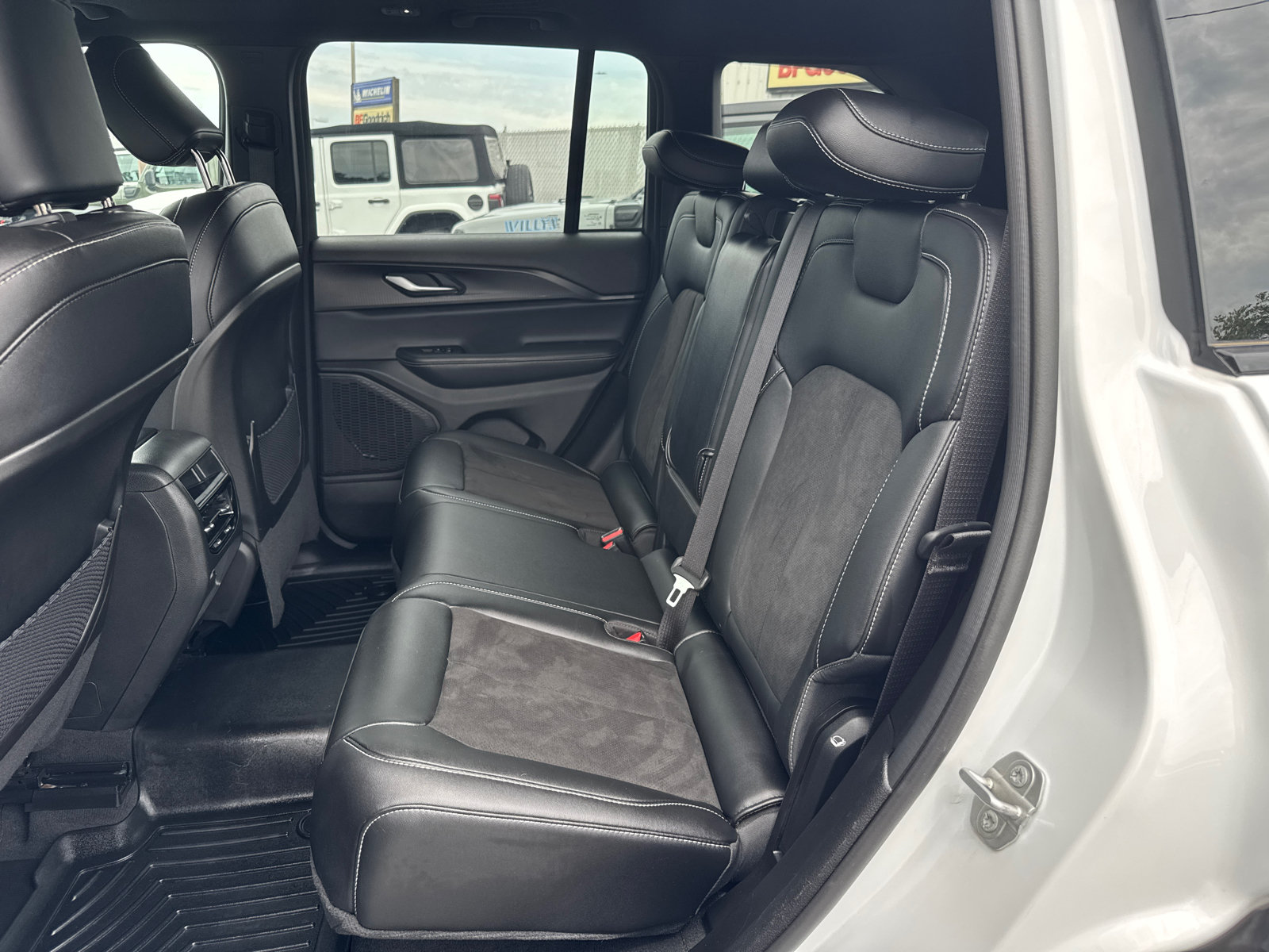 Used 2024 Jeep Grand Cherokee Altitude AWD/4WD image 6