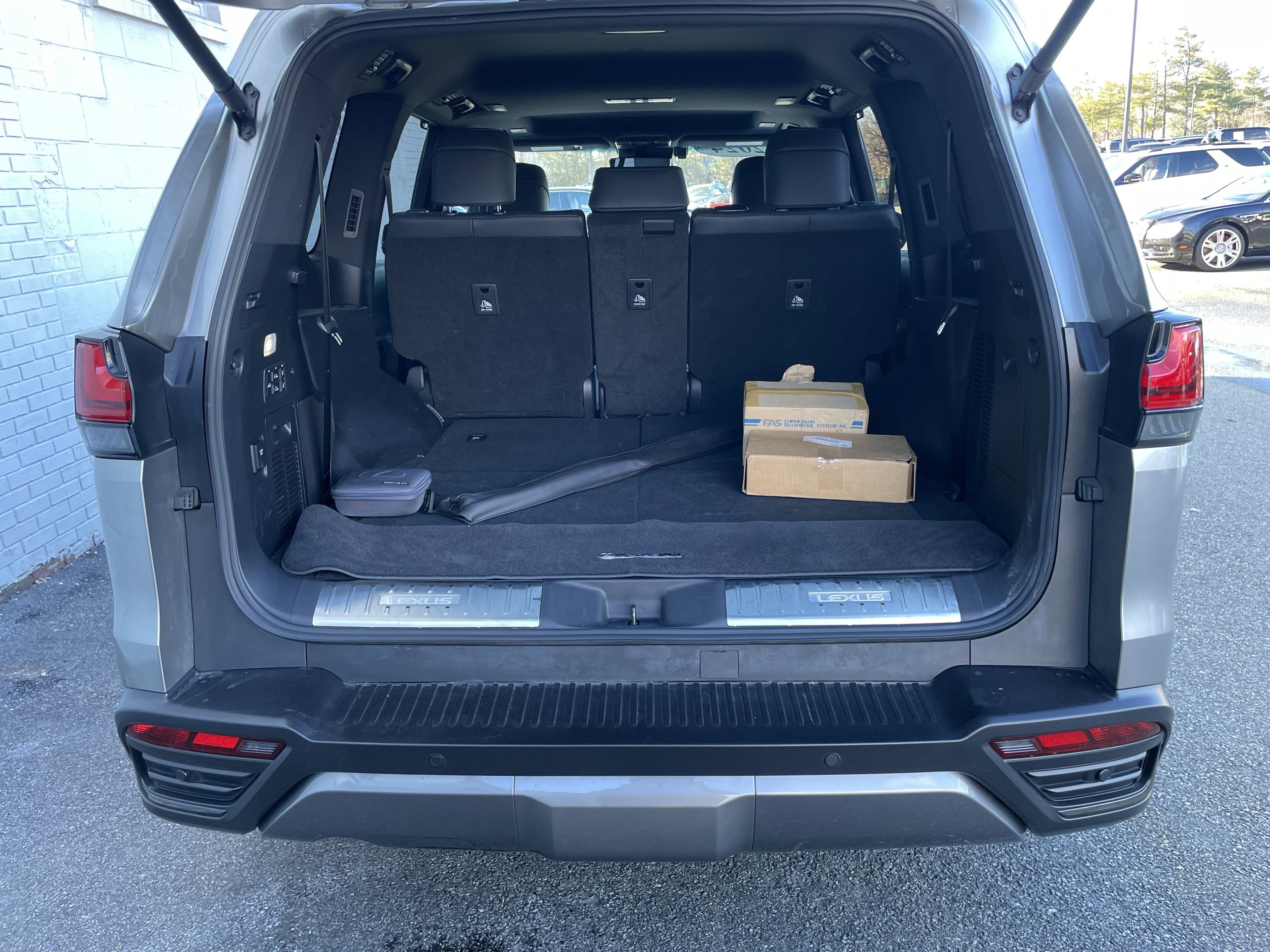 Used 2024 Lexus LX 600 4WD w/ Luxury Package image 39