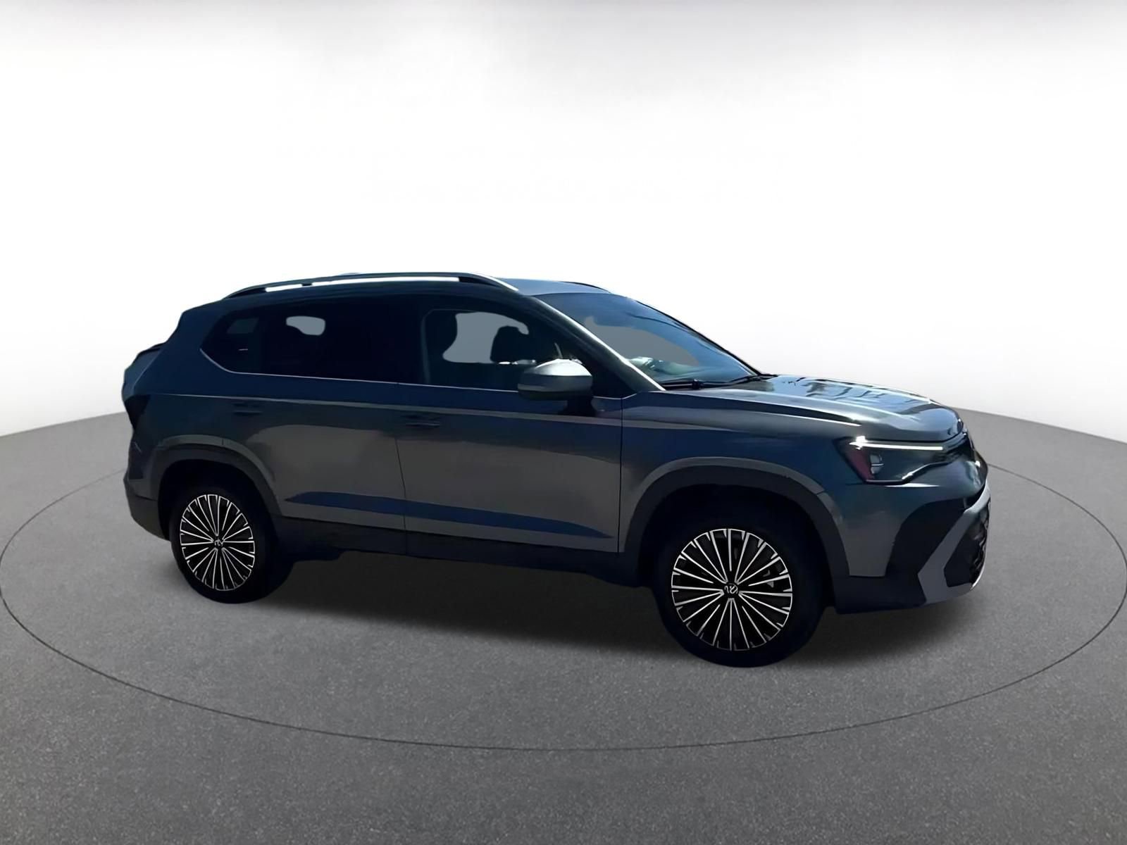 Used 2025 Volkswagen Taos SE FWD image 2