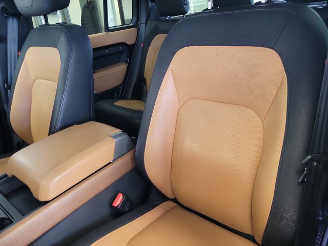 Used 2023 Land Rover Defender 130 X-Dynamic SE image 6