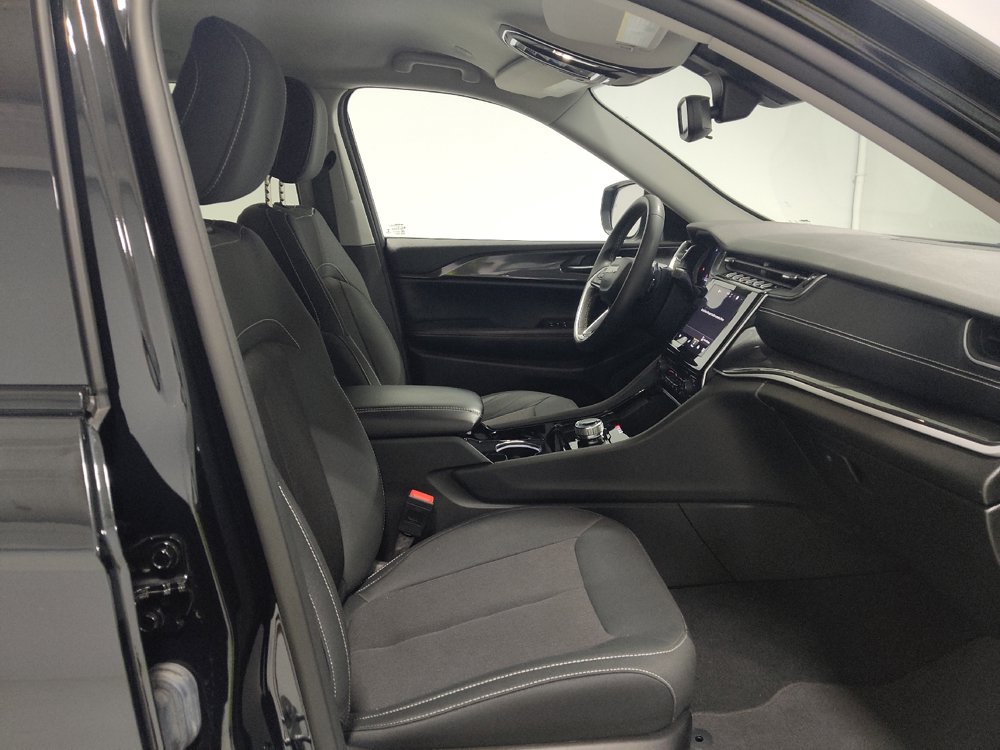 Used 2023 Jeep Grand Cherokee Laredo AWD/4WD image 21