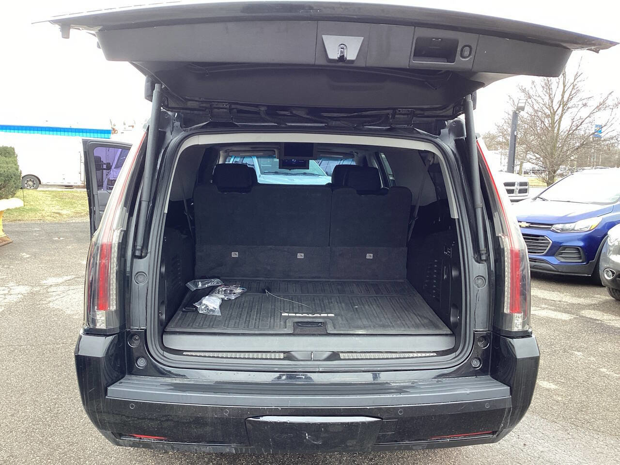 Used 2017 Cadillac Escalade ESV Luxury AWD/4WD image 31